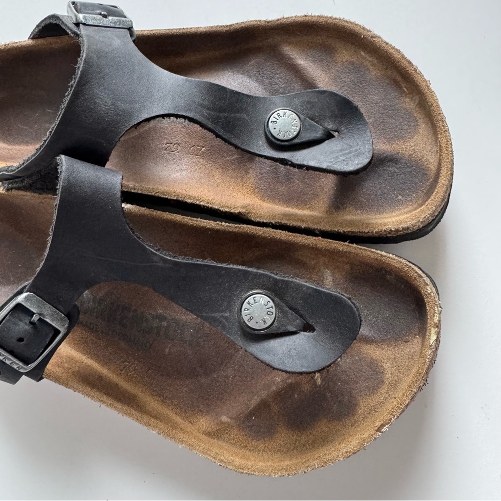 Birkenstock Gizeh Sandal in dark brown. Size: 37 - Picture 7 of 13